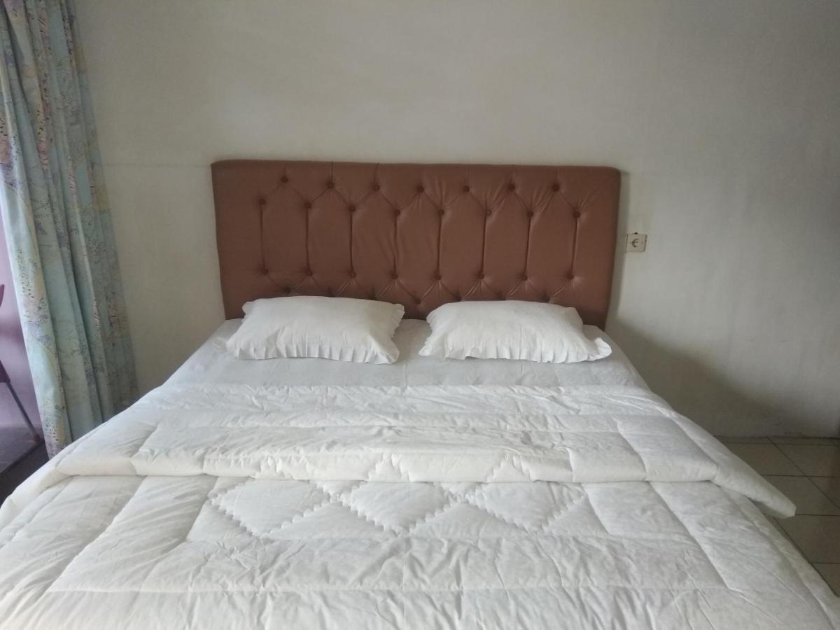 Bernard Guest House & Resto Redpartner Ambarita ภายนอก รูปภาพ