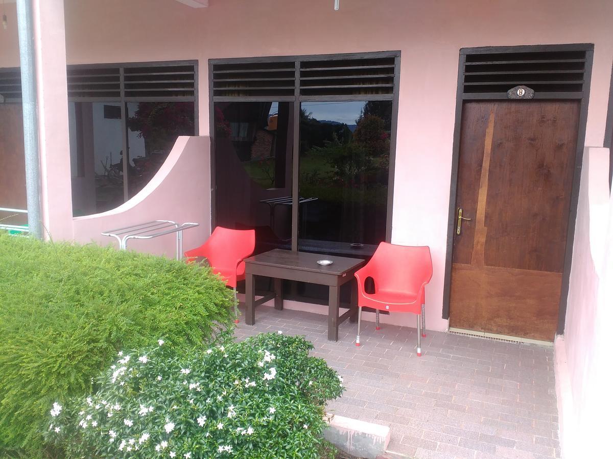 Bernard Guest House & Resto Redpartner Ambarita ภายนอก รูปภาพ